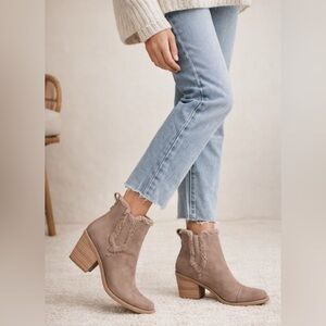 TOMS Women's Everly Fashion Boot, Taupe Grey Size 6.5